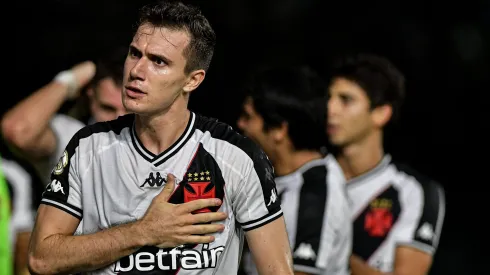 Saída de Lucas Piton é selada no Vasco com permanência
