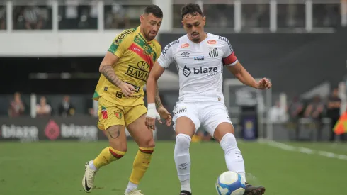 Diego Pituca jogador do Santos disputa lance com Paulinho Moccelin jogador do Brusque. Foto: Lucas Gabriel Cardoso/AGIF
