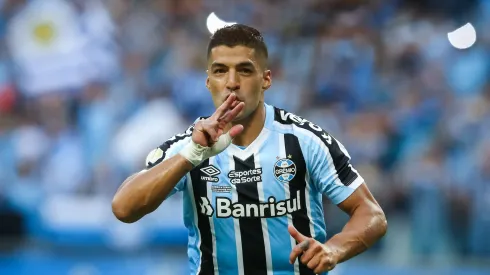 Jogador do Grêmio marca presença em despedida de Suárez no Uruguai
