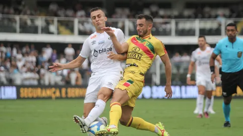 Joao Schmidt jogador do Santos disputa lance com Anderson Rosa jogador do Brusque. Foto: Lucas Gabriel Cardoso/AGIF
