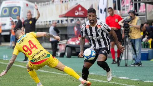 Hayner jogador do Santos durante partida contra o Brusque. Foto: Lucas Gabriel Cardoso/AGIF
