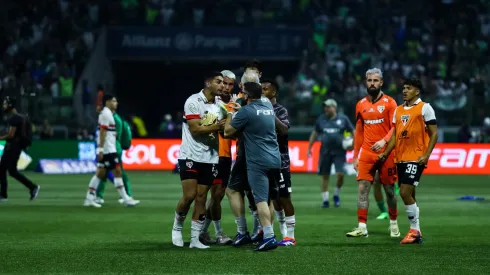 Tumulto entre jogadores do Palmeiras e jogadores do Sao Paulo durante partida no estadio Arena Allianz Parque pelo campeonato Brasileiro A 2024
