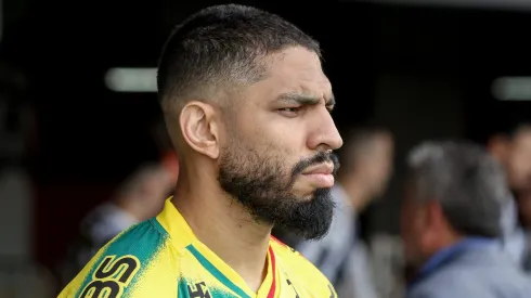 O zagueiro Wallace, do Brusque, em partida contra o Santos, na Arena Joinville, pela Série B do Campeonato Brasileiro, no dia 07/09/2024. 
