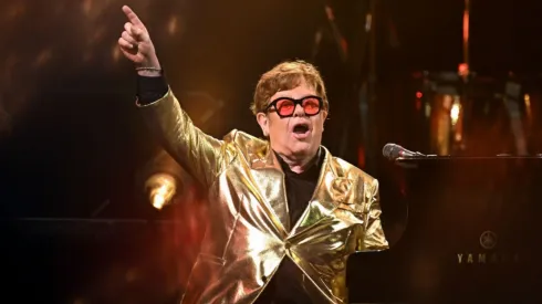 Elton John em um show – Foto: Leon Neal/Getty Images
