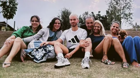 João Guilherme e família, além de Bruna Marquezine – Foto: Instagram @nairaavila
