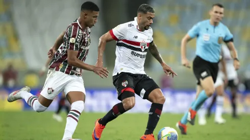 Kaua Elias jogador do Fluminense disputa lance com Wellington Rato jogador do Sao Paulo durante partida no estadio Maracana pelo campeonato Brasileiro A 2024
