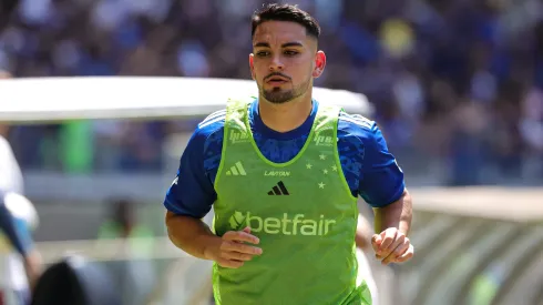 Peralta durante aquecimento diante do Atlético-GO