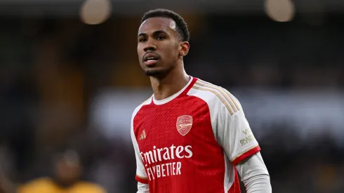 Zagueiro se destaca com a camisa do Arsenal. Photo by Gareth Copley/Getty Images
