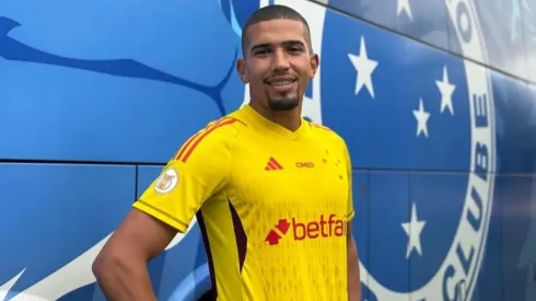 Léo Aragão, goleiro e aposta do Cruzeiro celebrando a prorrogação do seu contrato com o Cabuloso
