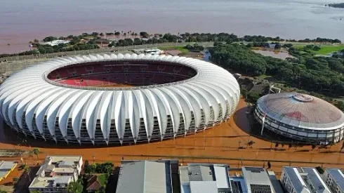 Vista aérea do estádio Beira-Rio inundado em 6 de maio de 2024 em Porto Alegre, Brasil. Os esforços de resgate continuam em Porto Alegre devido às inundações causadas pelas fortes chuvas que atingiram o estado brasileiro do Rio Grande do Sul
