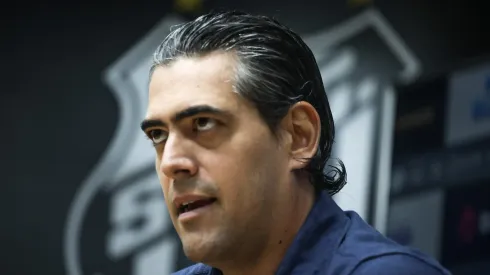 SP - SANTOS - 04/09/2024 - SANTOS, APRESENTACAO YUSUPHA NJIE - O CEO Paulo Bracks fala aos jornalistas durante apresentacao oficial de Yusupha Njie como jogador do Santos em coletiva de imprensa realizada na Vila Belmiro. Foto: Reinaldo Campos/AGIF