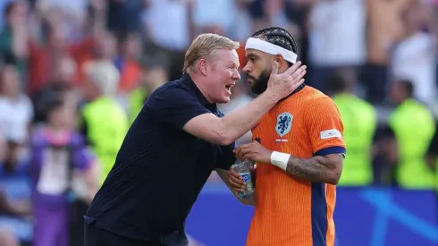 Koeman conversa com Depay na partida entre Holanda e Austria na Eurocopa de 2024.
