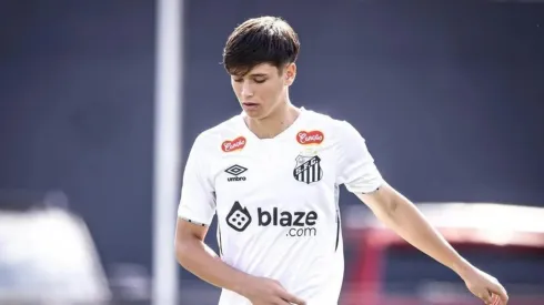 Santos assina contrato com meio-campista em negócio de R$ 435 milhões