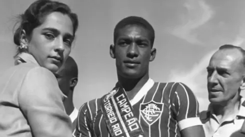 Waldo, lendário jogador do Fluminense e equipe celebrando seu destaque no torneio Rio S.P da década de 1950. 
