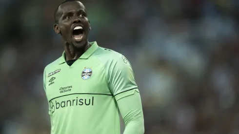 Grêmio prepara até 5 saídas, mas garante permanência de Caique