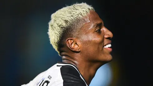 RJ – RIO DE JANEIRO – 26/08/2024 – BRASILEIRO A 2024, VASCO X ATHLETICO-PR – Emerson Rodriguez jogador do Vasco comemora gol durante partida contra o Athletico-PR no estadio Sao Januario pelo campeonato Brasileiro A 2024. Foto: Thiago Ribeiro/AGIF
