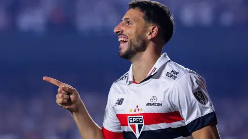 Calleri faz ligação, conversa com meio-campista e ele chegou ao São Paulo