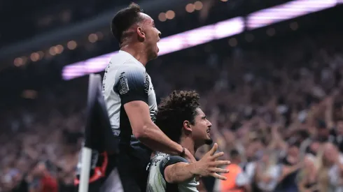 André Ramalho comemora terceiro gol do Corinthians na Copa do Brasil. Foto: Ettore Chiereguini/AGIF
