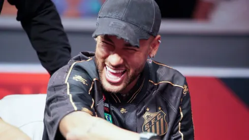 Neymar com a camisa do Santos em uma partida de poker, em Las Vegas, nos Estados Unidos, no dia 25/06/2024.  Foto: ZUMA Press Wire
