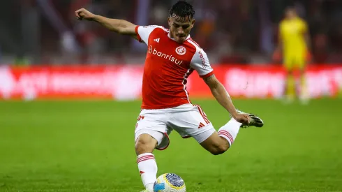 PORTO ALEGRE, BRAZIL – AUGUST 4: Alexandro Bernabei of Internacional makes an attempt on target during the match between Internacional and Palmeiras as part of Brasileirao 2024 at Beira-Rio Stadium on August 4, 2024 in Porto Alegre, Brazil. (Photo by Pedro H. Tesch/Getty Images)
