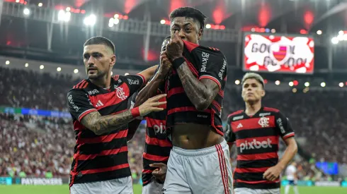 Jogadores do Flamengo comemoram gol durante partida contra o Bahia no estadio Maracana pelo campeonato Copa Do Brasil 2024. Foto: Thiago Ribeiro/AGIF
