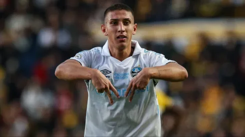 Monsalve jogador do Grêmio comemora seu gol durante partida contra o Criciúma. Foto: Leonardo Hubbe/AGIF
