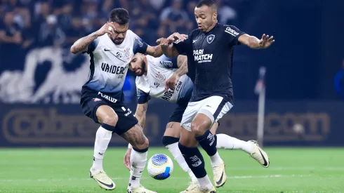 Jogadores do Corinthians e Botafogo disputam lance durante partida no estadio Arena Corinthians pelo campeonato Brasileiro A 2024. Foto: Marcello Zambrana/AGIF
