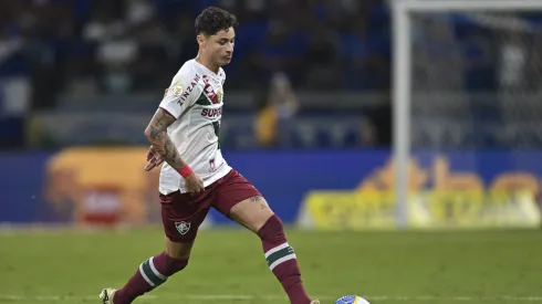 BELO HORIZONTE, BRAZIL – JUNE 19: Diogo Barbosa of Fluminense controls the ball during a match between Cruzeiro and Fluminense as part of Brasileirao 2024 at Mineirao Stadium on June 19, 2024 in Belo Horizonte, Brazil. (Photo by Pedro Vilela/Getty Images)
