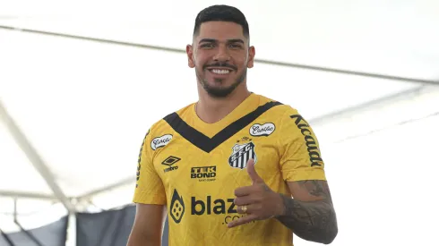 Goleiro durante a apresentação do novo uniforme do Santos
