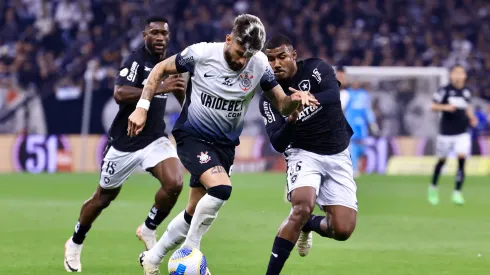 SP – SAO PAULO – 01/06/2024 – BRASILEIRO A 2024, CORINTHIANS X BOTAFOGO – Yuri Alberto jogador do Corinthians disputa lance com Cuiabano jogador do Botafogo durante partida no estadio Arena Corinthians pelo campeonato Brasileiro A 2024. Foto: Marcello Zambrana/AGIF
