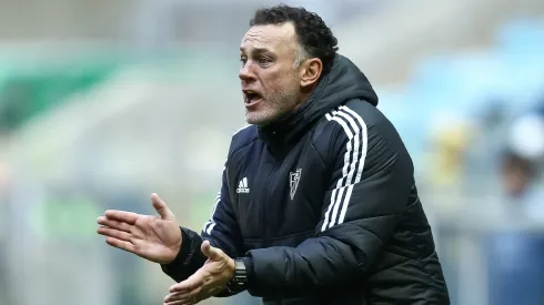 PORTO ALEGRE, BRAZIL – SEPTEMBER 1: Gabriel Milito head coach of Atletico Mineiro reacts during the match between Gremio and Atletico Mineiro as part of Brasileirao 2024 at Arena do Gremio on September 1, 2024 in Porto Alegre, Brazil. (Photo by Pedro H. Tesch/Getty Images)
