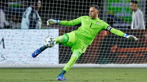 O goleiro Keylor Navas #1 da Costa Rica chuta a bola durante a primeira metade do jogo de futebol contra a Argentina
