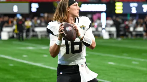 Jacksonville quarterback, Trevor Lawrence (16) aquece-se na linha lateral durante a pré-temporada NFL, American Football Herren, jogo dos EUA entre o Jacksonville Jaguars e os Atlanta Falcons em 23 de agosto de 2024 no Mercedes-Benz Stadium em Atlanta, GA
