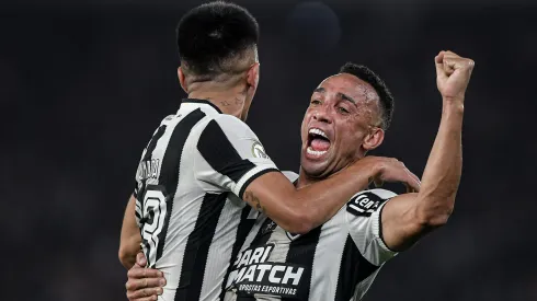 Almada jogador do Botafogo comemora gol com Marcal. Foto: Thiago Ribeiro/AGIF
