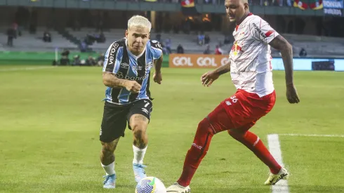 Soteldo jogador do Grêmio disputa lance com Luan Candido jogador do Bragantino. Foto: Gabriel Rosa Machado/AGIF
