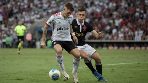 Lucas Piton jogador do Vasco disputa lance com Varela jogador do Flamengo durante partida no estadio Maracana pelo campeonato Brasileiro A 2024. 
