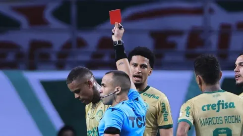 SP – SAO PAULO – 15/09/2024 – BRASILEIRO A 2024, PALMEIRAS X CRICIUMA – Caio Paulista jogador do Palmeiras recebe cartao vermelho do arbitro durante partida contra o Criciuma no estadio Arena Allianz Parque pelo campeonato Brasileiro A 2024. Foto: Ettore Chiereguini/AGIF
