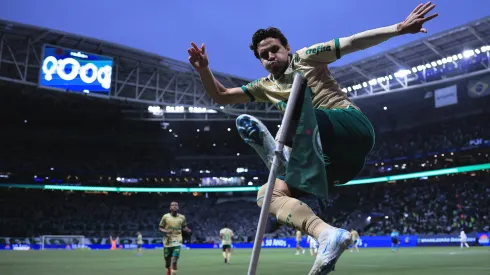 Raphael Veiga comemorando o gol que fechou a goleada do Palmeiras sobre o Criciúma. Foto: Ettore Chiereguini/AGIF
