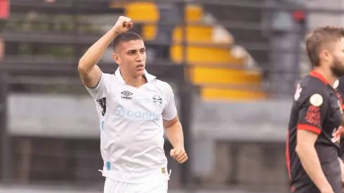 Monsalve jogador do Grêmio comemora seu gol durante partida contra o Bragantino. Foto: Diogo Reis/AGIF