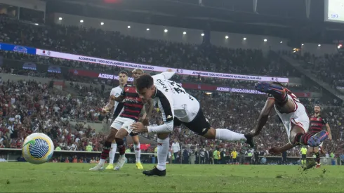 Philippe Coutinho jogador do Vasco cabeceia para marcar seu gol durante partida contra o Flamengo no estadio Maracana pelo campeonato Brasileiro A 2024. 
