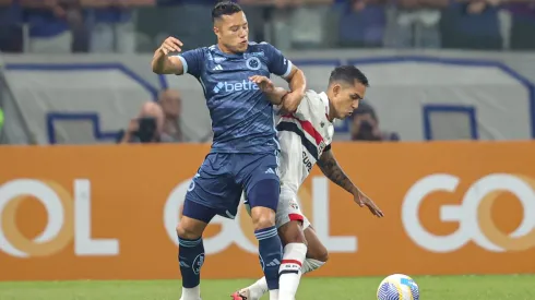 Marlon, disputa bola com Vinicius jogador do Sao Paulo durante partida no estadio Mineirao pelo campeonato Brasileiro A 2024
