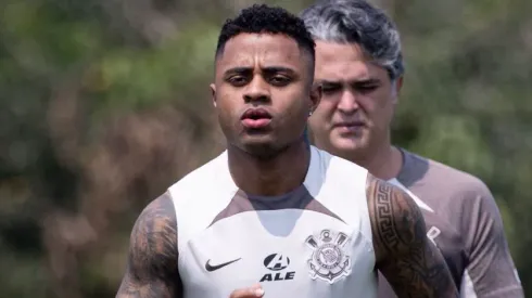 Diego Palacios em treinamento no campo do CT Joaquim Grava, com o fisioterapeuta Alex Cabrera. Foto: Rodrigo Coca/Agência Corinthians
