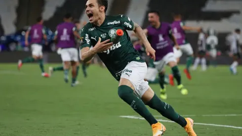 Raphael Veiga, do Palmeiras, comemora após a final da Copa CONMEBOL Libertadores 2020 contra o Santos, no Estádio do Maracanã  no Rio de Janeiro
