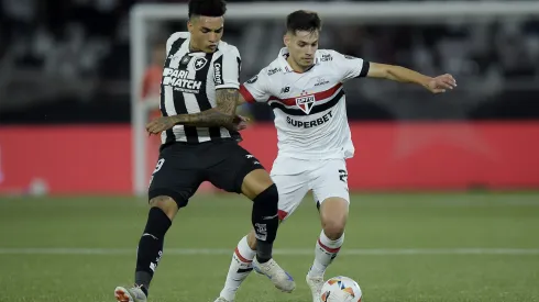 Igor Jesus jogador do Botafogo disputa lance com Bobadilla jogador do Sao Paulo durante partida no estadio Engenhao pelo campeonato Copa Libertadores 2024. 
