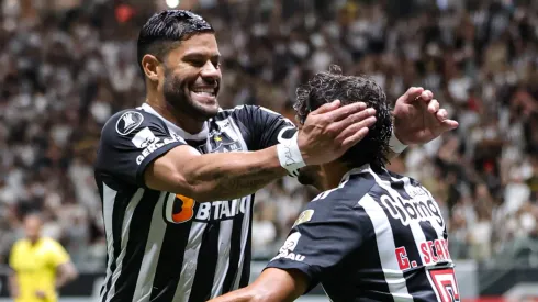 MG – BELO HORIZONTE – 23/04/2024 – COPA LIBERTADORES 2024, ATLETICO-MG X PENAROL – GUstavo Scarpa jogador do Atletico-MG comemora seu gol com Hulk jogador da sua equipe durante partida contra o Penarol no estadio Arena MRV pelo campeonato Copa Libertadores 2024. Foto: Gilson Lobo/AGIF
