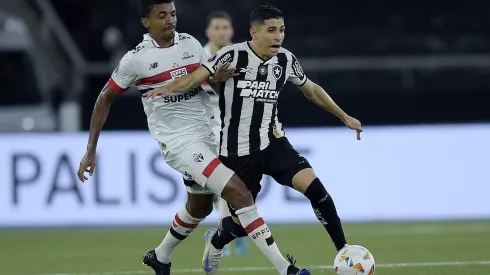 Savarino jogador do Botafogo disputa lance com Luiz Gustavo jogador do Sao Paulo durante partida no estadio Engenhao pelo campeonato Copa Libertadores 2024. 
