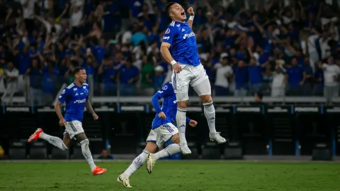 MG – BELO HORIZONTE – 22/08/2024 – COPA SUL-AMERICANA 2024, CRUZEIRO X BOCA JUNIORS – jogadores do Cruzeiro comemoram classificacao apos partida contra o Boca Juniors no estadio Mineirao pelo campeonato Copa Sul-Americana 2024. Foto: Fernando Moreno/AGIF
