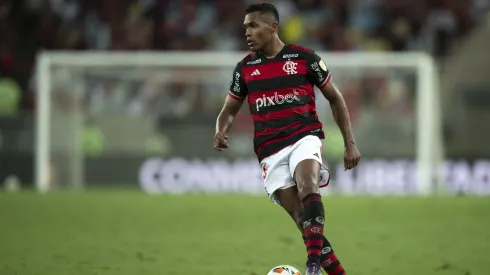 Alex Sandro jogador do Flamengo durante partida contra o Peñarol pela Libertadores 2024. Foto: Jorge Rodrigues/AGIF
