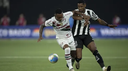 Junior Santos jogador do Botafogo disputa lance com Marquinhos jogador do Fluminense. Foto: Jorge Rodrigues/AGIF
