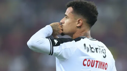 Coutinho comemora gol contra o Flamengo no Maracanã.